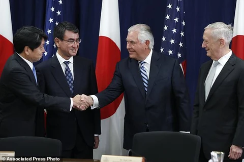 Bộ trưởng Quốc phòng Nhật Bản Itsunori Onodera (trái), Ngoại trưởng Nhật Taro Kono, Ngoại trưởng Mỹ Rex Tillerson, và Bộ trưởng Quốc phòng Mỹ James Mattis. (Nguồn: AP)