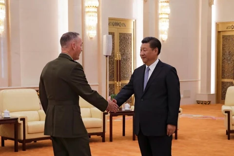Chủ tịch Hội đồng Tham mưu trưởng Liên quân Mỹ Joe Dunford và Chủ tịch Trung Quốc Tập Cận Bình. (Nguồn: Reuters)