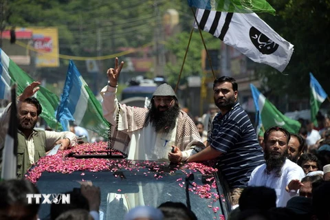 Syed Salahuddin (giữa), Thủ lĩnh nhóm Hizb-ul-Mujahideen tới cuộc họp báo ở Muzaffarabad ngày 1/7. (Nguồn: AFP/TTXVN)