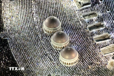 Người Hồi giáo cầu nguyện trong lễ hội hành hương Hajj ở thánh địa Mecca ngày 23/6. (Nguồn: AFP/TTXVN)