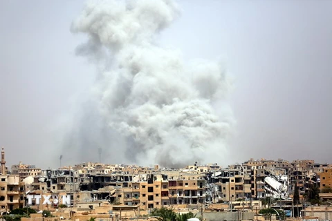 Khói bốc lên sau một cuộc không kích tại Raqqa, Syria ngày 28/7. (Nguồn: AFP/TTXVN)