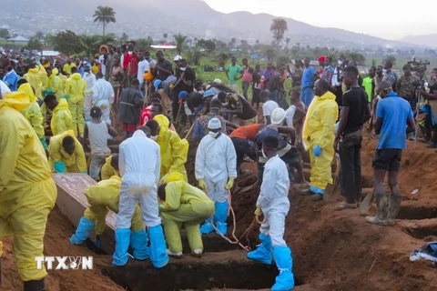 Tổ chức an táng cho các nạn nhân vụ lở đất tại Freetown ngày 17/8. (Nguồn: AFP/TTXVN)