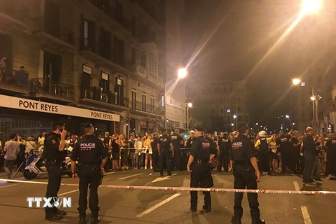 Cảnh sát phong tỏa hiện trường vụ tấn công khủng bố ở phố đi bộ Las Ramblas, Barcelona ngày 18/8. (Nguồn: THX/TTXVN)