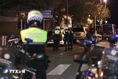 Cảnh sát Tây Ban Nha điều tra tại Cambrils sau vụ tấn công. (Nguồn: EPA/TTXVN)