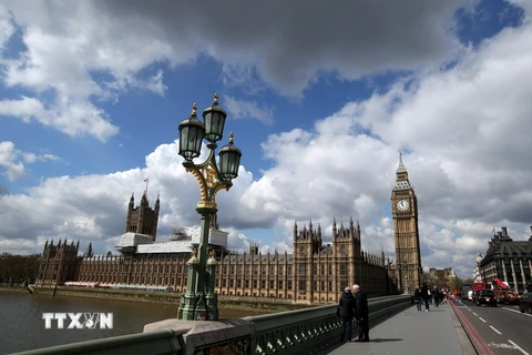 Khách du lịch thăm quan thủ đô khu vực Tòa nhà Quốc hội và Tháp đồng hồ Big Ben ở thủ đô London. (Nguồn: THX/TTXVN)