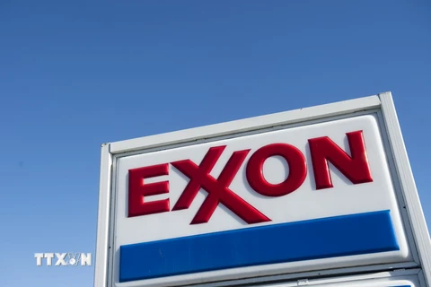 Biểu tượng của Tập đoàn dầu khí Mỹ ExxonMobil tại Woodbridge, bang Virginia. (Nguồn: AFP/TTXVN)