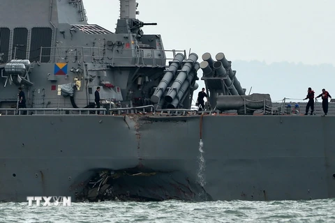 Một bên thân tàu khu trục USS John S. McCain bị phá hỏng sau vụ va chạm ngày 21/8. (Nguồn: AFP/TTXVN)