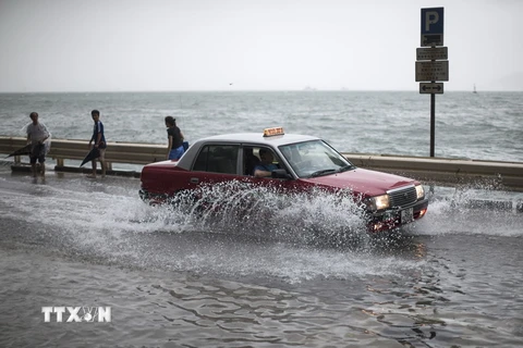 Cảnh ngập lụt do mưa lớn sau khi bão Hato quét qua Hong Kong, Trung Quốc ngày 23/8. (Nguồn: AFP/TTXVN)