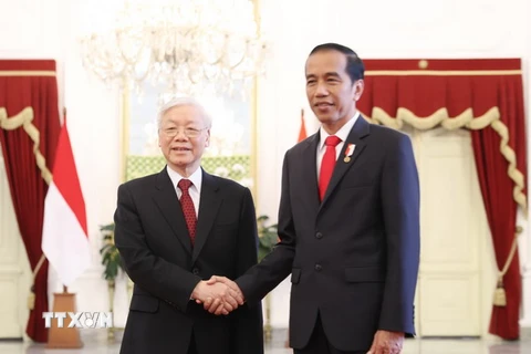 Tổng thống Indonesia Joko Widodo đón Tổng Bí thư Nguyễn Phú Trọng. (Ảnh: Trí Dũng/TTXVN)