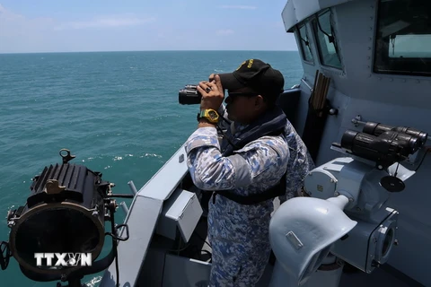 Cảnh sát biển Hoàng gia Malaysia tham gia chiến dịch tìm kiếm các thủy thủ mất tích sau vụ va chạm của tàu USS John S. McCain, ở vùng biển ngoài khơi Johor (Malaysia) ngày 24/8. (Nguồn: AFP/TTXVN)