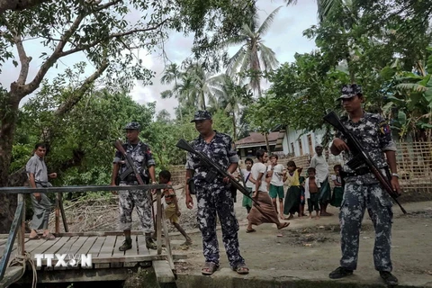 Cảnh sát biên giới Myanmar gác tại làng Ngayantchaung, thị trấn Buthidaung thuộc bang miền Bắc Rakhine ngày 14/7. (Nguồn: AFP/TTXVN)