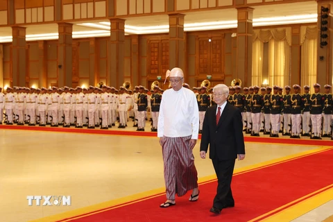 Tổng thống Myanmar Htin Kyaw và Tổng Bí thư Nguyễn Phú Trọng tại Lễ đón. (Ảnh: Trí Dũng/TTXVN)