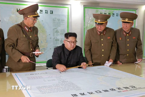 Nhà lãnh đạo Triều Tiên Kim Jong Un (giữa) trong cuộc họp với các tướng lĩnh quân đội tại Bình Nhưỡng ngày 14/8. (Nguồn: EPA/TTXVN)