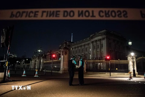 Cảnh sát gác bên ngoài Điện Buckingham ở thủ đô London (Anh) ngày 26/8 sau vụ tấn công. (Nguồn: AFP/TTXVN)