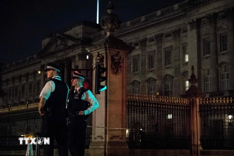 Cảnh sát gác bên ngoài Điện Buckingham ở thủ đô London ngày 26/8 sau vụ tấn công. (Nguồn: AFP/TTXVN)