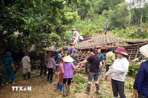 Lực lượng dân quân, bộ đội cùng người dân thị trấn Bằng Lũng, huyện Chợ Đồn khắc phục hậu quả mưa lũ. (Ảnh: Bùi Đức Hiếu/TTXVN)
