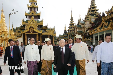 Tổng Bí thư Nguyễn Phú Trọng đến thăm Chùa Vàng. (Ảnh: Trí Dũng/TTXVN)