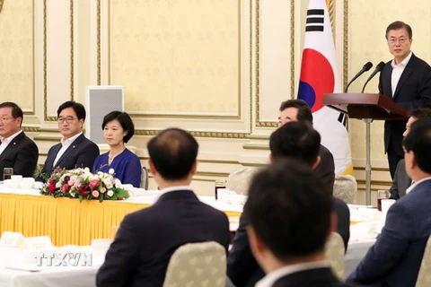 Tổng thống Hàn Quốc Moon Jae-in (phải, phía sau) phát biểu trong cuộc họp với các nghị sỹ đảng Dân chủ ở Seoul ngày 26/8. (Nguồn: Yonhap/TTXVN)