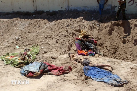 Một trong số những hố chôn tập thể được phát hiện tại Iraq. (Nguồn: AFP/TTXVN)