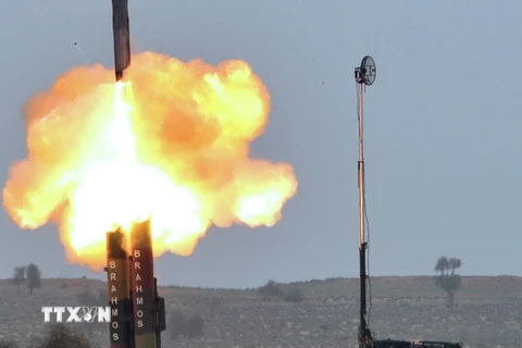 Tên lửa hành trình Brahmos được phóng lên tại một địa điểm bí mật bang Rajasthan năm 2012. (Nguồn: AFP/TTXVN)