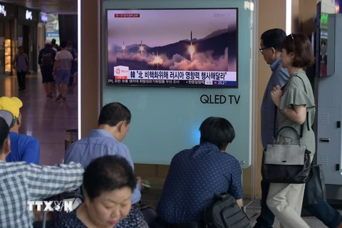 Người dân theo dõi bản tin về một vụ phóng tên lửa của Triều Tiên tại Seoul, Hàn Quốc ngày 26/8. (Nguồn: AFP/TTXVN)