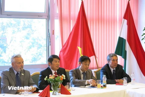 Đại sứ Nguyễn Thanh Tuấn (thứ hai từ trái sang) cùng các đại biểu trong buổi lễ. (Ảnh: Nguyễn Hoàng Linh/Vietnam+)