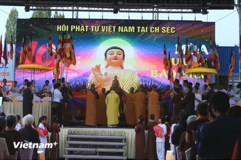 Quang cảnh chung lễ kỷ niệm 10 năm thành lập Hội Phật tử Việt Nam tại Cộng hòa Séc. (Ảnh: Hồng Tâm/Vietnam+)