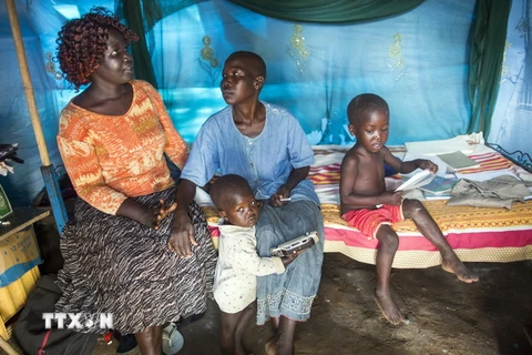 Nhân viên y tế tư vấn cho một bà mẹ (giữa) bị nhiễm HIV tại Juba, Sudan. (Nguồn: AFP/TTXVN)