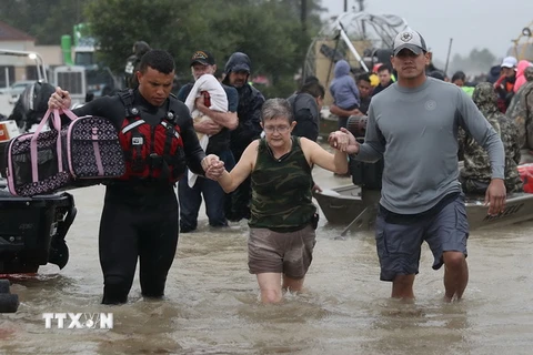 Người dân sơ tán khỏi các khu vực ngập lụt ở Houston, Texas ngày 28/8. (Nguồn: AFP/TTXVN)