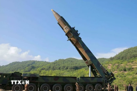 Tên lửa đạn đạo xuyên lục địa Hwasong-14 của Triều Tiên trước khi được phóng tại một địa điểm bí mật ngày 4/7. (Nguồn: EPA/TTXVN)