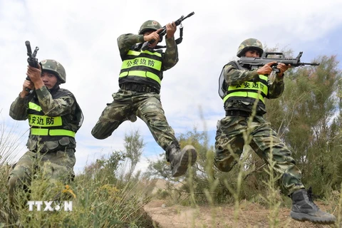 Các binh sỹ Trung Quốc và Kyrgyzstan tham gia một cuộc tập trận chung chống khủng bố ở Tân Cương. (Nguồn: THX/ TTXVN)