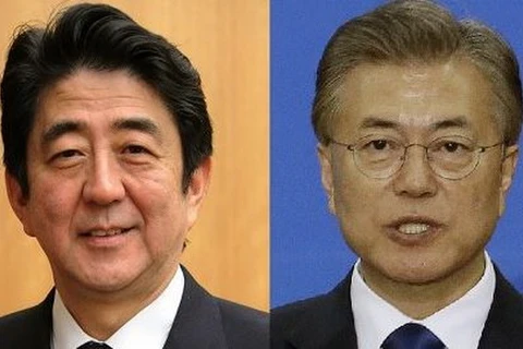Thủ tướng Nhật Bản Shinzo Abe và Tổng thống Hàn Quốc Moon Jae-in. (Nguồn: AP)