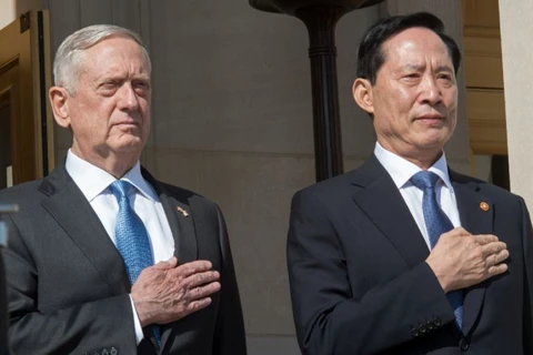 Bộ trưởng Quốc phòng Mỹ James Mattis (trái) and Bộ trưởng Quốc phòng Hàn Quốc Song Young-moo. (Nguồn: AFP)