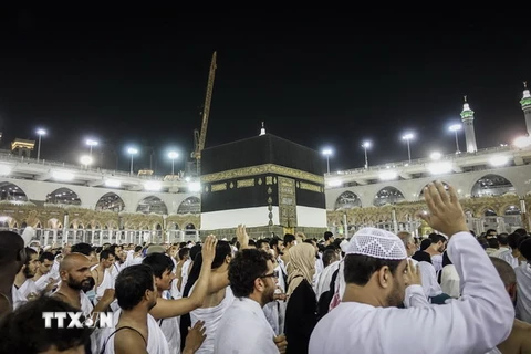 Các tín đồ Hồi giáo cầu nguyện tại thánh địa Mecca, Saudi Arabia ngày 29/8. (Nguồn: EPA/TTXVN)