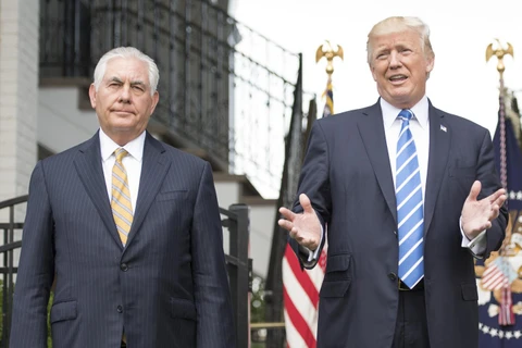 Tổng thống Donald Trump (phải) và Ngoại trưởng Rex Tillerson. (Nguồn: newsweek.com)