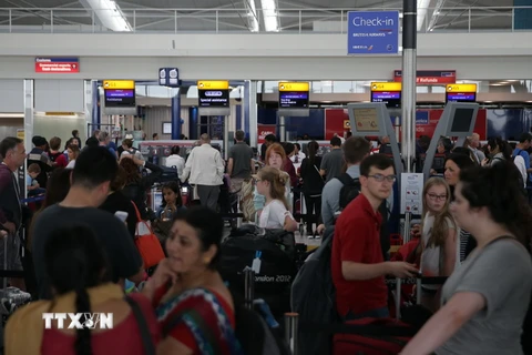 Hành khách tại sân bay Heathrow, London, Anh ngày 29/5. (Nguồn: AFP/TTXVN)