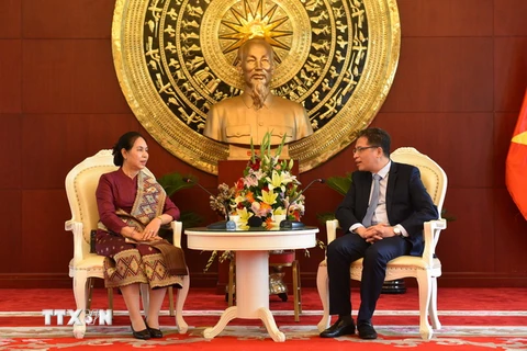 Đại sứ Lào tại Trung Quốc Vandy Bouthasavong (trái) chúc mừng Đại sứ Việt Nam tại Trung Quốc Đặng Minh Khôi. (Ảnh: Lương Anh Tuấn/TTXVN)