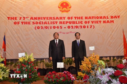 Bộ trưởng cao cấp Bộ Ngoại giao và Hợp tác quốc tế Campuchia, ông Prak Sokhonn (bên trái) và Đại sứ Thạch Dư tại lễ chào cờ. (Ảnh: Phan Minh Hưng/TTXVN)