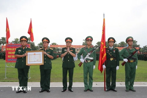 Thừa ủy quyền của Chủ tịch nước, Thiếu tướng Trần Duy Giang, Tư lệnh Quân đoàn 1 trao Huân chương Bảo vệ Tổ quốc hạng Ba cho Trung đoàn 209. (Ảnh: Trọng Đức/TTXVN)