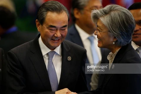 Ngoại trưởng Hàn Quốc Kang Kyung-wha và người đồng cấp Trung Quốc Vương Nghị. (Nguồn: Getty Images)