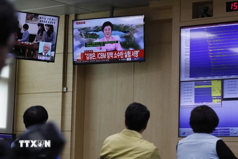 Người dân Hàn Quốc theo dõi bản tin về một vụ phóng tên lửa của Triều Tiên tại thủ đô Seoul ngày 3/9. (Nguồn: EPA/TTXVN)