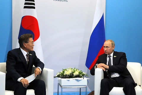 Tổng thống Hàn Quốc Moon Jae-in trong một cuộc gặp với Tổng thống putin. (Nguồn: kremlin.ru)