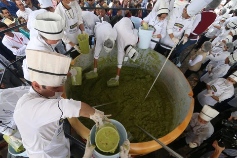 Các đầu bếp chế biến món bơ nghiền thập cẩm. (Nguồn: Reuters) 