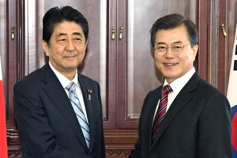 Tổng thống Hàn Quốc Moon Jae-in (phải) và Thủ tướng Nhật Bản Shizo Abe. (Nguồn: Kyodo)