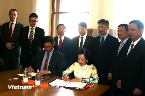 Bà Trương Thị Mai và ông Gergely Gulyas ký Bản Ghi nhớ về hợp tác giữa Đảng Cộng sản Việt Nam và FIDESZ. (Ảnh: Trần Quang Vinh/Vietnam+)