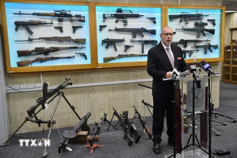 Số vũ khí tịch thu được trưng bày tại một cuộc họp báo ở Sydney, Australia ngày 8/8. (Nguồn: AFP/TTXVN)