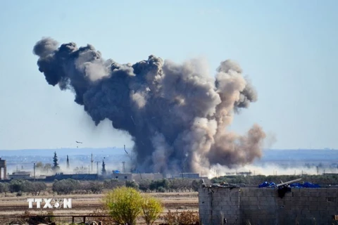 Khói bốc lên sau một cuộc không kích tại Deir al-Zor, Syria. (Nguồn: AA/ABACAPRESS.COM/TTXVN)