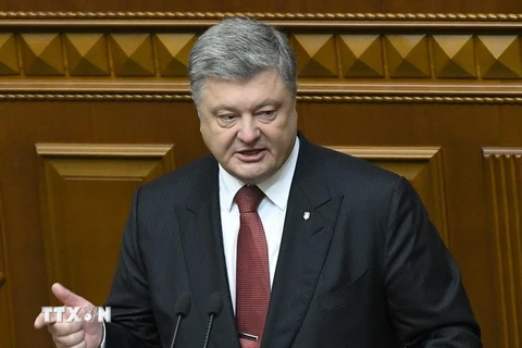 Tổng thống Ukraine Petro Poroshenko hoan nghênh lô hàng than đá đầu tiên đến Ukraine từ Mỹ. (Nguồn: AFP/TTXVN) 