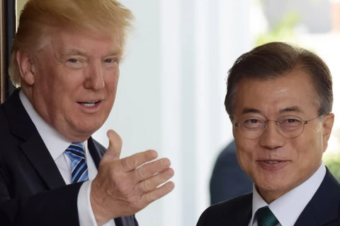 Tổng thống Hàn Quốc Moon Jae-in (phải) và người đồng cấp Mỹ Donald Trump. (Nguồn: AP)