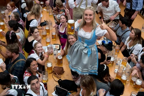 Du khách tham gia Lễ hội bia Oktoberfest tại Munich, miền nam Đức ngày 16/9. (Nguồn: AFP/TTXVN)